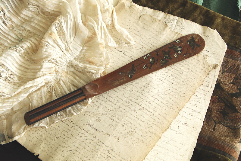 花鳥柄　オリーブウッドページターナー　ヴィクトリアン　イギリス　アンティークストリュフ
