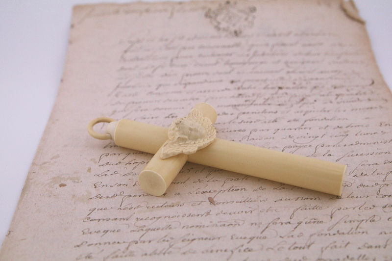 天使のゆりかごの十字架　セルロイド　フランス　アンティークストリュフ