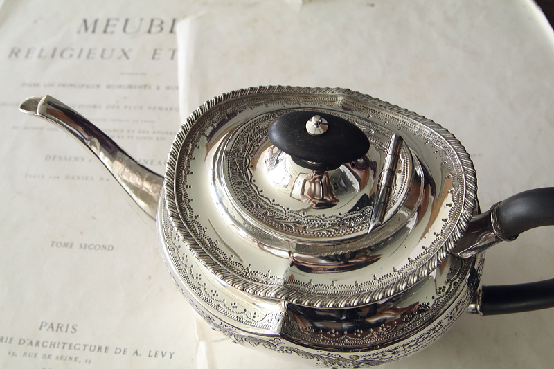 ハンドエングレーヴドシルバープレートティーポット　ヴィクトリアン　イギリス　アンティークストリュフ