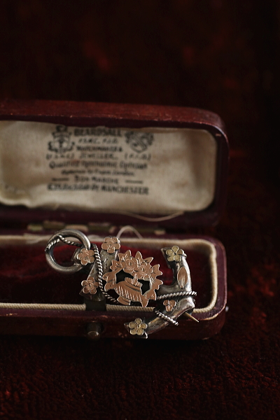 シルバー＆ゴールド　アンカーブローチ　フラワーバスケット　イギリス アンティークストリュフ 20251003