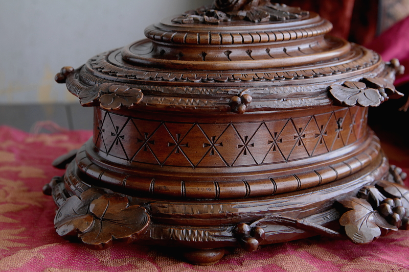 薔薇を飾るウォールナットジュエリーケース　木彫　フランス　アンティークストリュフ