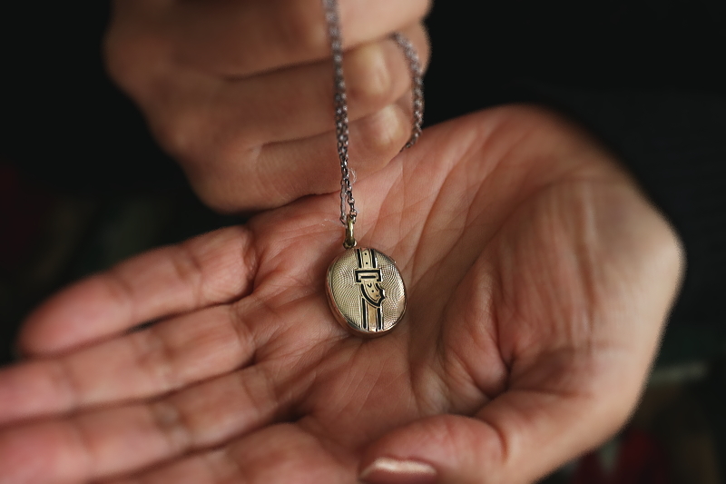 ブラックエナメル　スーベニールロケットペンダント  アンティークジュエリー　ヴィンテージアクセサリー　イギリス　フランス　ヨーロッパ　アンティークストリュフ