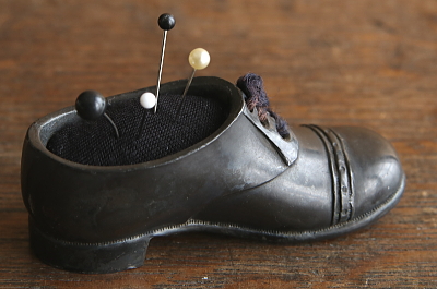 メタルシューズのピンクッション　イギリス　アンティークストリュフ