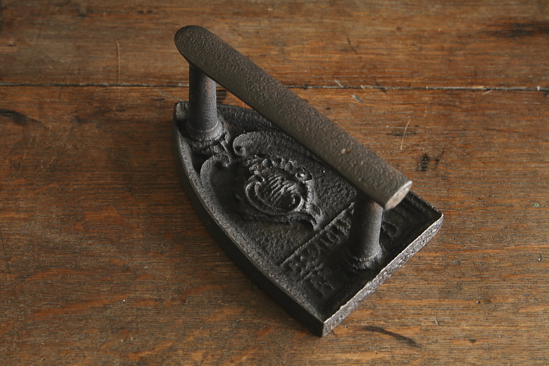 鋳鉄のフレンチアイロン　フランス アンティークストリュフ 20260109