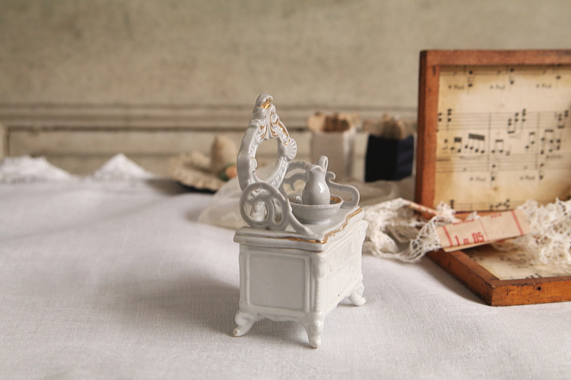 ポーセリンミニチュアドレッシングチェスト　ドイツ　アンティークストリュフ