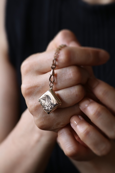 ヴィクトリアンウォッチフォブ　ウォッチキー　ロケット　ロングネックレス　アンティークストリュフ