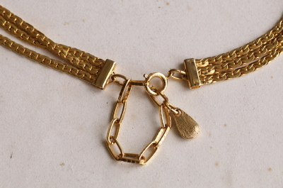 ゴールドトーンメタル　3連チェーンネックレス　イギリス　コスチュームジュエリー アンティークストリュフ