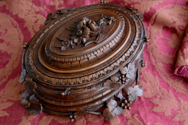 薔薇を飾るウォールナットジュエリーケース　木彫　フランス　アンティークストリュフ