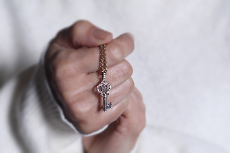 ヴィンテージシルバーキーチャーム　 アンティークジュエリー　ヴィンテージアクセサリー　イギリス　アンティークストリュフ 20251216