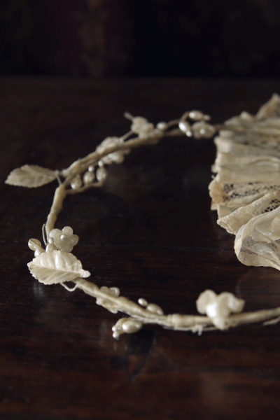 ワックスフラワーのフウエディングティアラ　イギリス　アンティークストリュフ 20250709