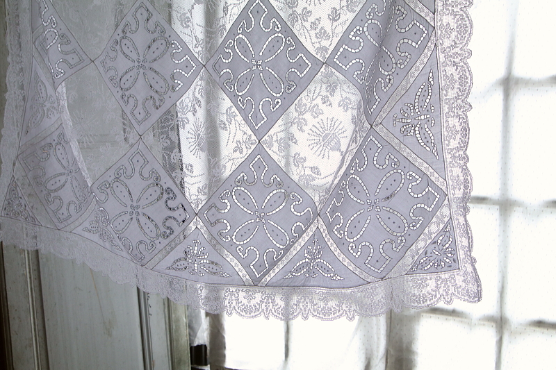 フィレアンドカットワークテーブルクロス　プルミエコミュニオンの聖杯　フランス　アンティークストリュフ