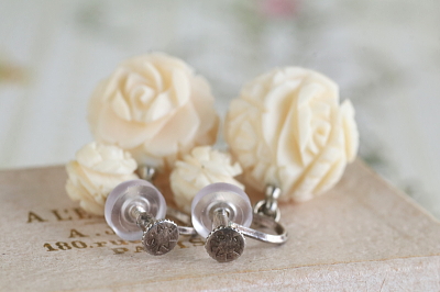 薔薇のアイボリービーズイヤリング　ヴィンテージジュエリー　アクセサリー　イギリス　　アンティークストリュフ 20251219