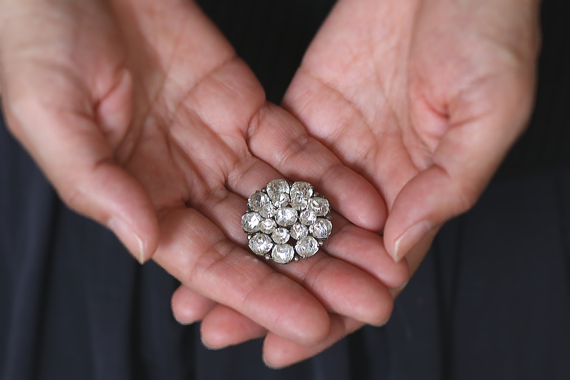 オールドマインカットペーストブローチ　クッションシェイプ　ヨーロッパ　アンティークストリュフ