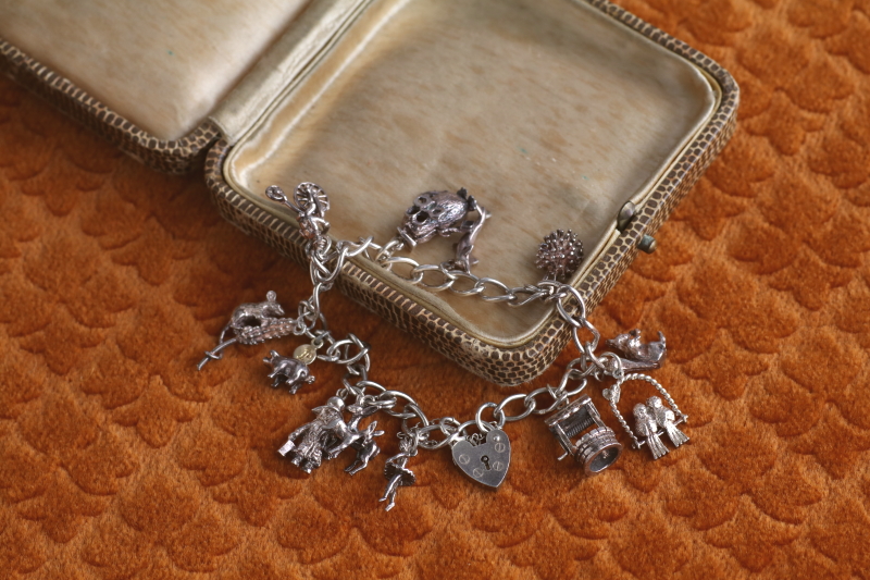 12チャームアンドパドロックブレスレット　イギリス　アンティークストリュフ