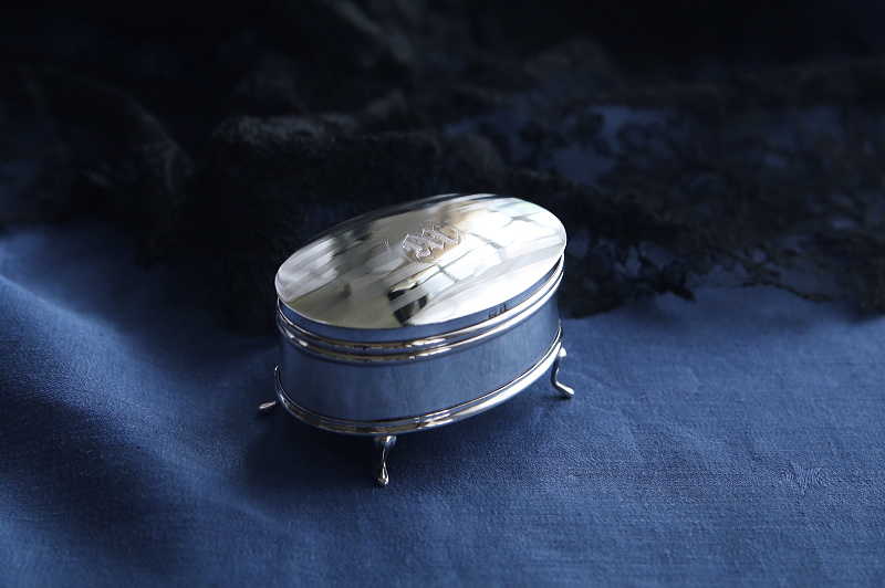 スターリングシルバーオーバルジュエリーボックス　イギリス　アンティークストリュフ