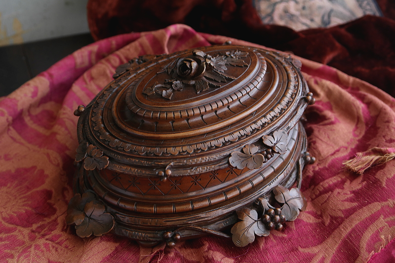 薔薇を飾るウォールナットジュエリーケース 木彫 フランス