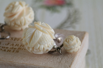 薔薇のアイボリービーズイヤリング　ヴィンテージジュエリー　アクセサリー　イギリス　　アンティークストリュフ 20251219