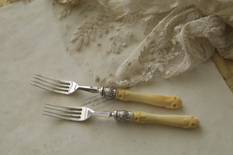 アイボリーハンドル　デザートナイフアンドフォーク　2組　イギリス　アンティークストリュフ