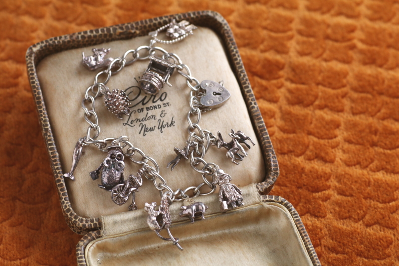 12チャームアンドパドロックブレスレット　イギリス　アンティークストリュフ