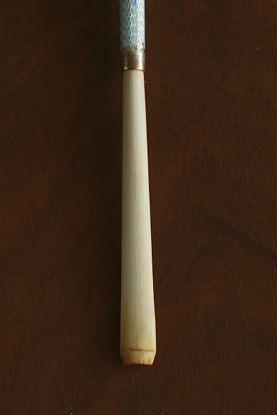 ギロッシュエナメルアンドアイボリーシガレットホルダー　リボンとローズガーランド　フランス　アンティークストリュフ