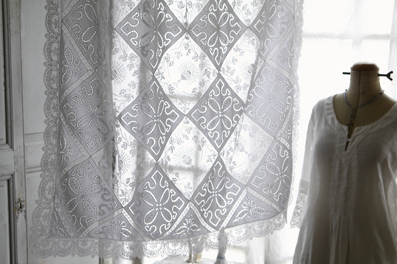 フィレアンドカットワークテーブルクロス　プルミエコミュニオンの聖杯　フランス　アンティークストリュフ