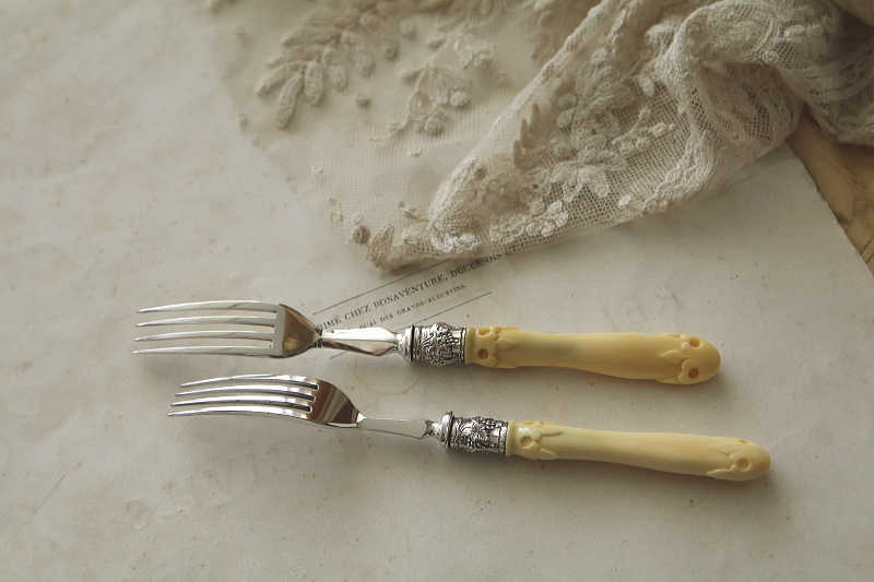 アイボリーハンドル　デザートナイフアンドフォーク　2組　イギリス　アンティークストリュフ
