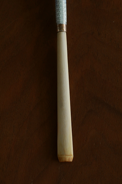 ギロッシュエナメルアンドアイボリーシガレットホルダー　リボンとローズガーランド　フランス　アンティークストリュフ