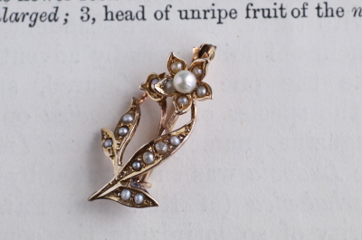 パール飾りゴールドブローチ　ダフォディル　イギリス　アンティークストリュフ