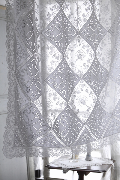 フィレアンドカットワークテーブルクロス　プルミエコミュニオンの聖杯　フランス　アンティークストリュフ 20250718