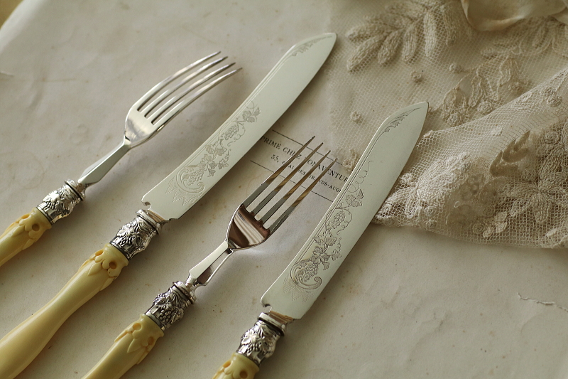 アイボリーハンドル　デザートナイフアンドフォーク　2組　イギリス　アンティークストリュフ