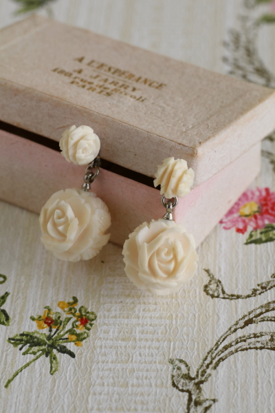 薔薇のアイボリービーズイヤリング　ヴィンテージジュエリー　アクセサリー　イギリス　　アンティークストリュフ 20251219