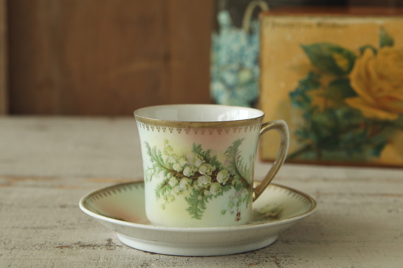 鈴蘭のティーカップアンドソーサー　チェコ　アンティークストリュフ