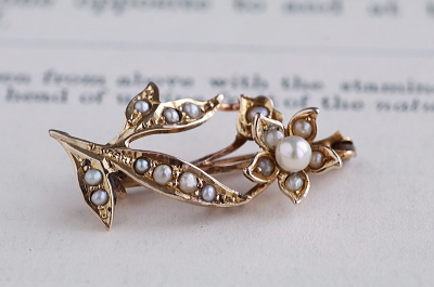 パール飾りゴールドブローチ　ダフォディル　イギリス　アンティークストリュフ