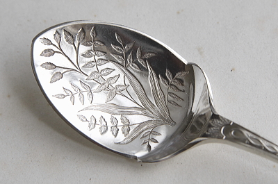植物文様のジャムスプーン　ヴィクトリアン　イギリス　アンティークストリュフ