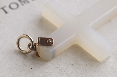 ホワイトカルセドニー　クロスペンダント　イギリス アンティークストリュフ