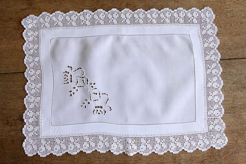 リボンのカットワーク　チェストトッパー　イギリス　アンティークストリュフ