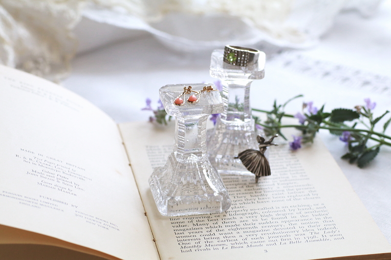 プレスガラスのアクセサリースタンド　フランス　アンティークストリュフ