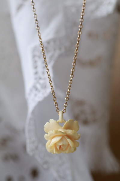 アイボリーローズペンダントネックレス　ヨーロッパ　アンティークストリュフ