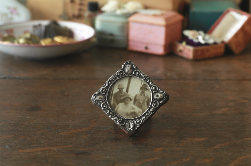 銀飾りの小さなフォトスタンド　イギリス　アンティークストリュフ