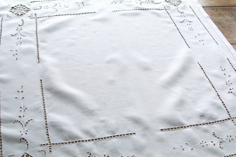 カットワークリネンスモールテーブルクロス　アンティークストリュフ