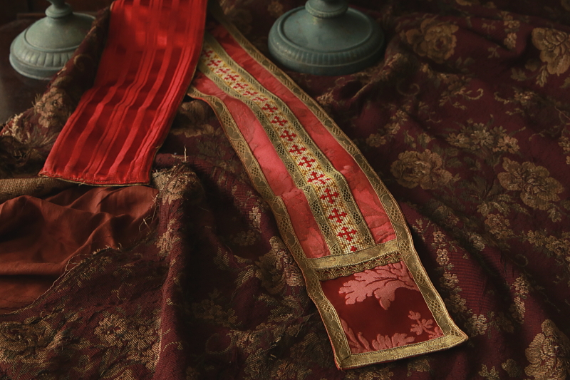 シルクダマスクとプチポワン　祭服の装飾　十字架　フランス　アンティークストリュフ