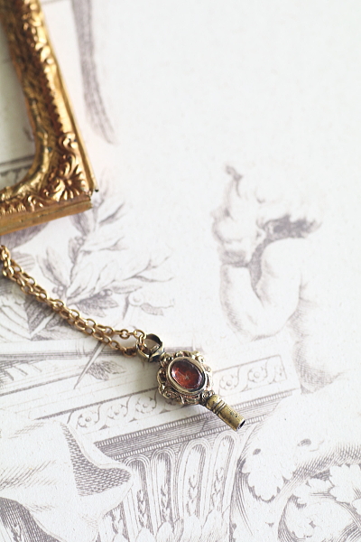 ヴィクトリアンウォッチフォブ　ウォッチキー　ロケット　ロングネックレス　マフチェーン　アンティークストリュフ 20250625