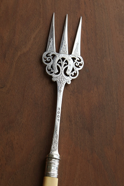 ホースシューのブレッドフォーク　フルーツ柄のケーキナイフ　イギリス　アンティークストリュフ