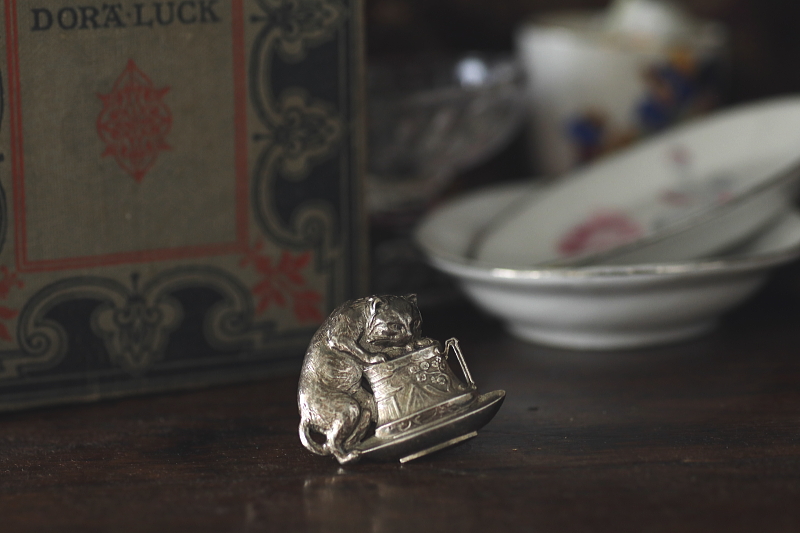 猫とティーカップのシルバーブローチ　ヨーロッパ　アンティークストリュフ