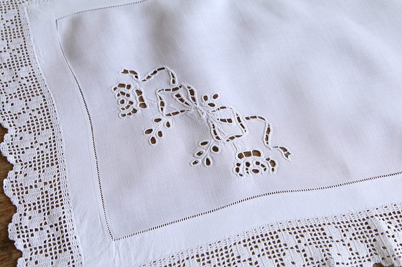 リボンのカットワーク　チェストトッパー　イギリス　アンティークストリュフ