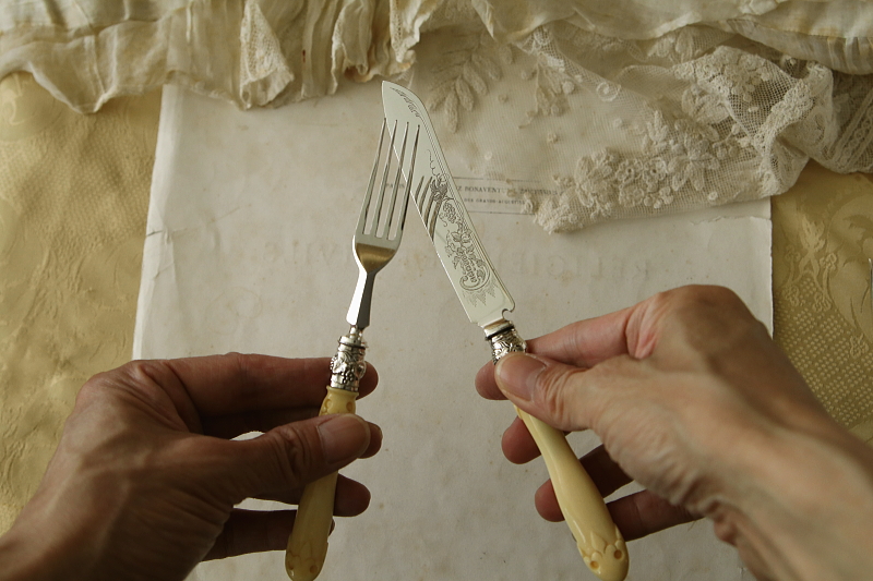 アイボリーハンドル　デザートナイフアンドフォーク　2組　イギリス　アンティークストリュフ