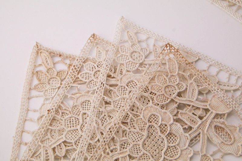 蔓花のニードルレースモチーフ　フランス　アンティークストリュフ