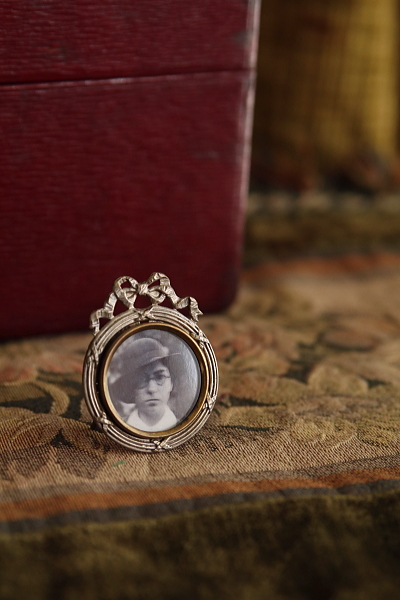 リボン飾りの小さなフォトスタンド　フランス　アンティークストリュフ