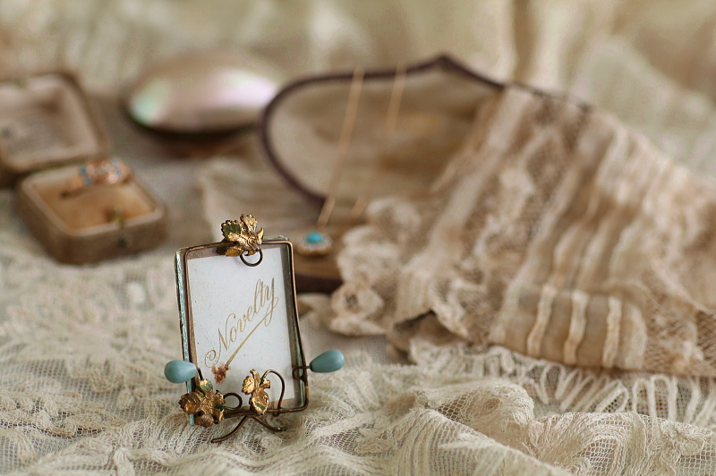 小さなスーベニールフォトスタンド　フランス アンティークストリュフ