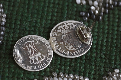 銀貨のブローチ　アンティークジュエリー　ヴィンテージアクセサリー　スペイン　アンティークストリュフ 20251211